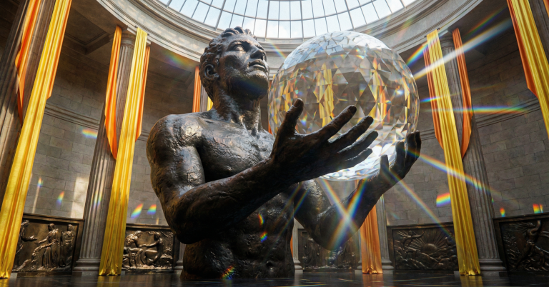 Statuette eines muskulösen Mannes, der eine Glaskugel in den Händen hält, umgeben von goldenen Vorhängen.