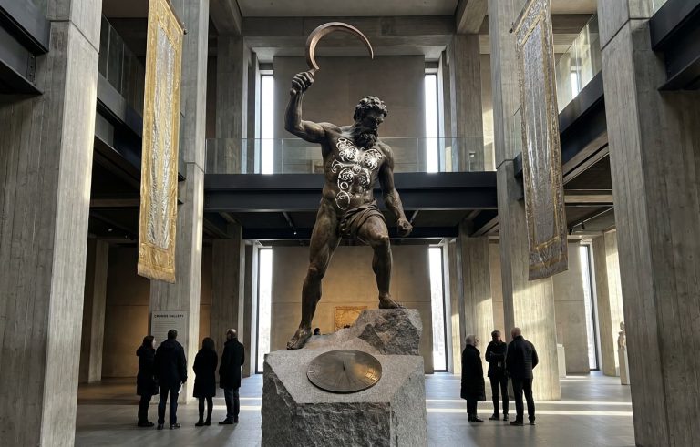 In our holographic and vibrational universe, this force functions as the frame that contains the image. Without the limitation of linear time—past, present, and future—there would be no narrative, growth, or learning. Skulptur eines Mannes mit Sichel, umgeben von moderner Architektur und Besuchern.