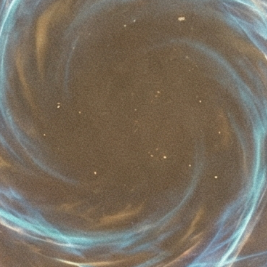 Wirbelnde Galaxie mit blauen Lichtern auf schwarzem Hintergrund.