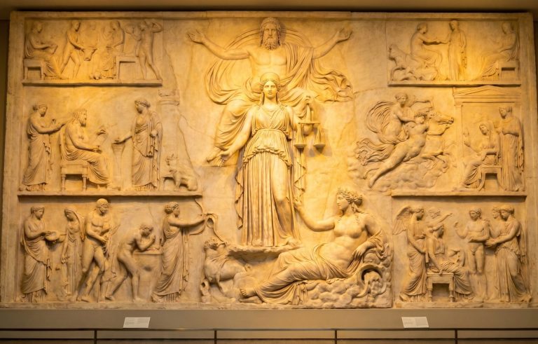 Through her union with Zeus, she gives birth to the Horae and the Moirai—that is, the personifications of the consciousnesses that regulate cyclical time, measure, and destiny. Relief mit allegorischen Figuren und Szenen aus der Mythologie, kunstvoll gestaltet.